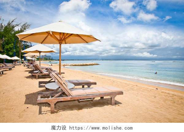 沙滩海边海岸晴朗蓝天白云遮阳伞太阳伞休闲度假假日